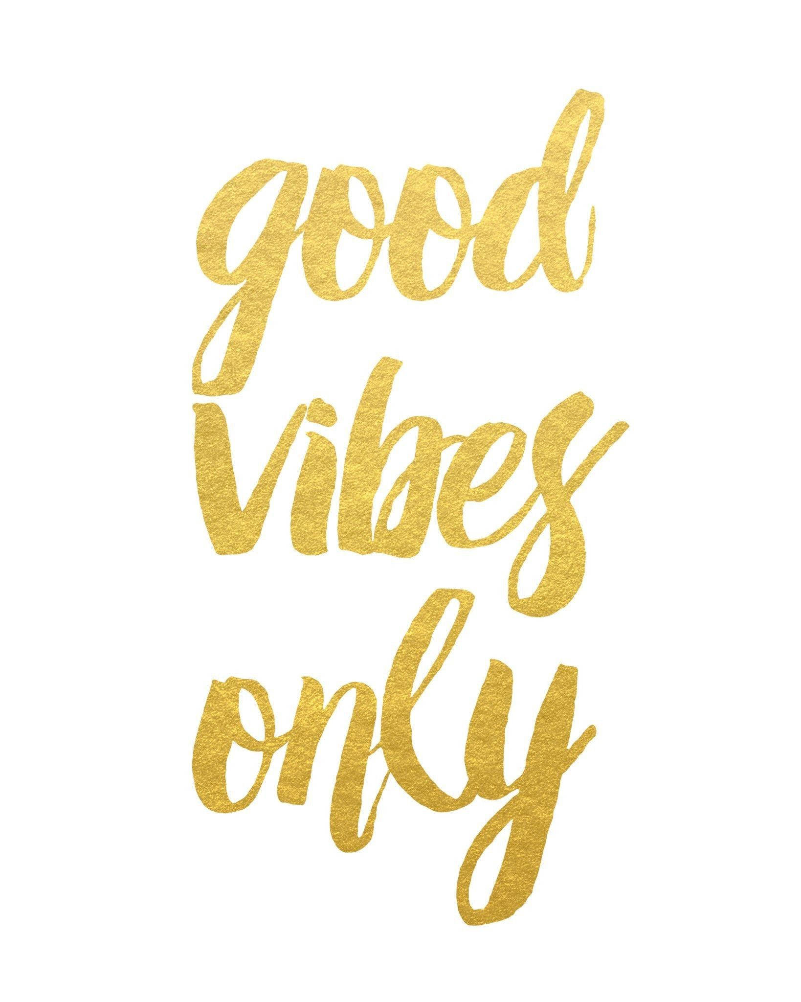 金箔好氣氛 壁紙 — 金色閃亮草書文字 good vibes only 在純白背景上脫穎而出。