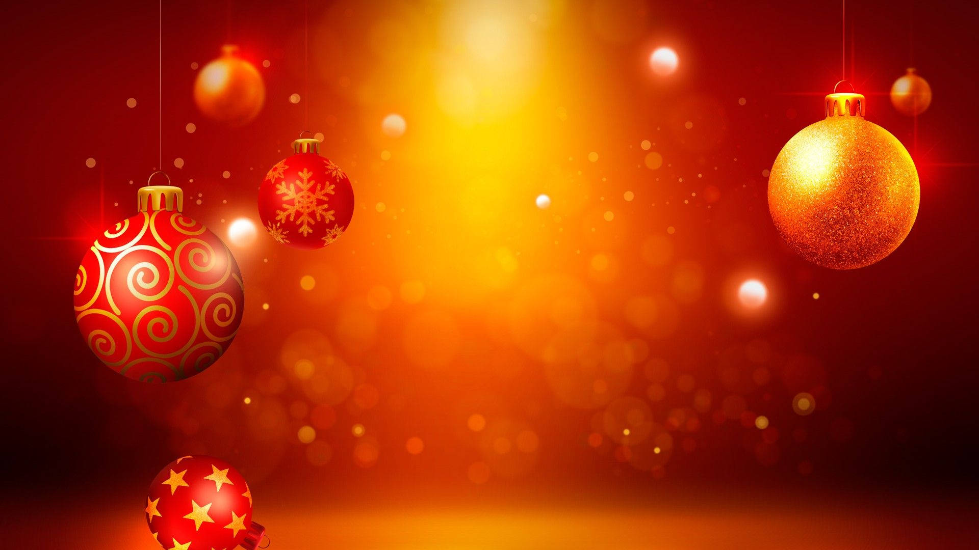 金紅聖誕背景 壁紙 — 閃亮的紅色和金色聖誕裝飾品掛在溫暖發光的散景背景上。