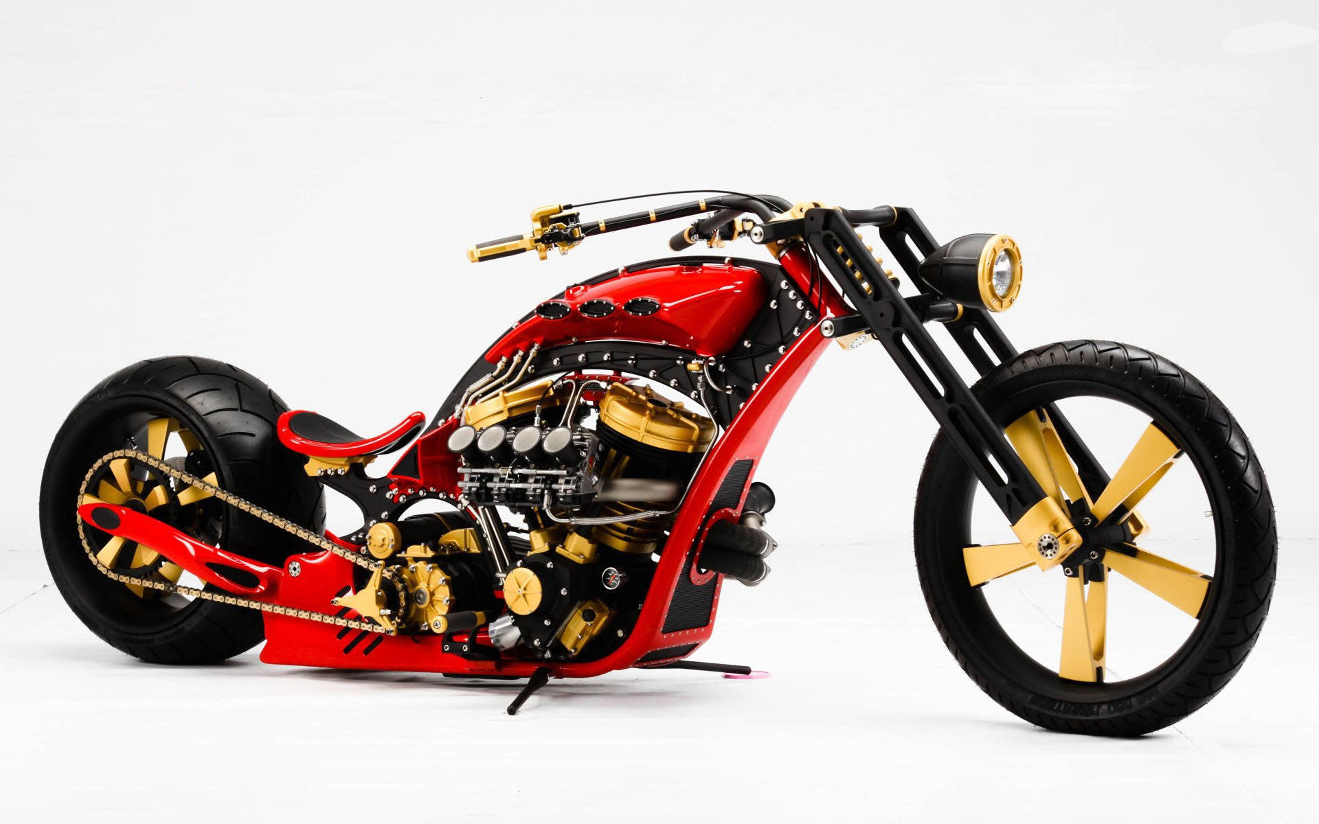 金紅配色機車 壁紙 — 一架訂製的紅金色chopper電單車，配備外露引擎和長前叉，矗立在純白色背景前。