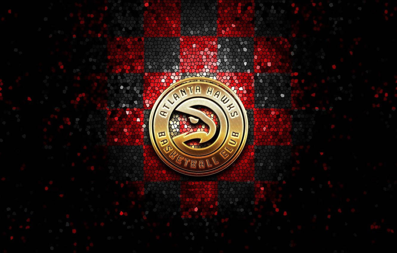 金色 Atlanta Hawks 隊徽 壁紙 — 金色的亞特蘭大老鷹隊籃球標誌在紅黑格子馬賽克背景上閃耀，帶有閃爍的顆粒。