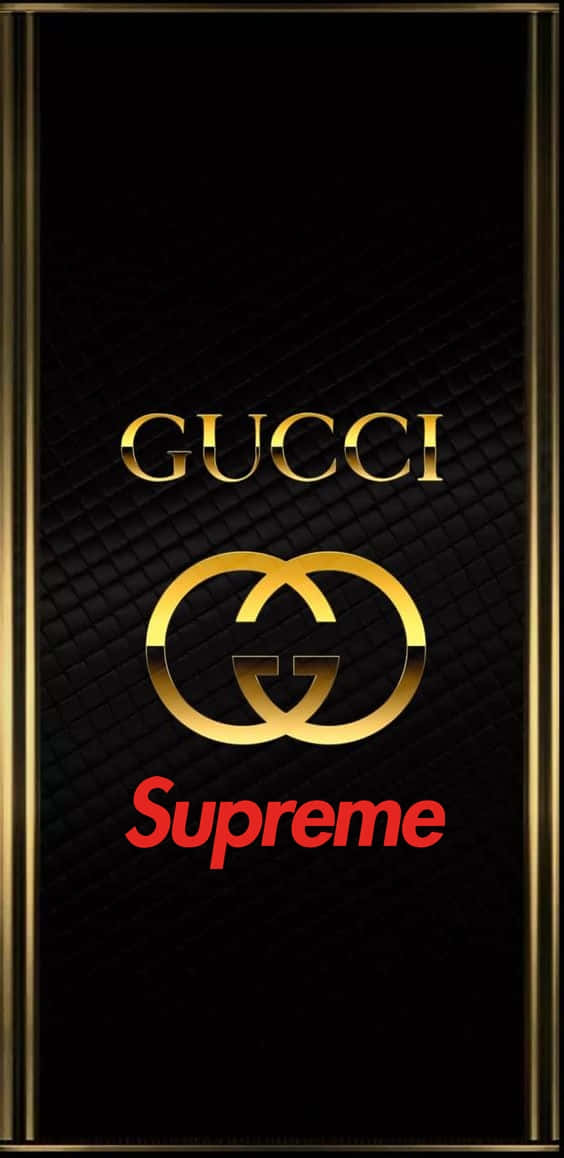 黑色絎縫背景上帶有金色邊框的Gucci和Supreme標誌。
