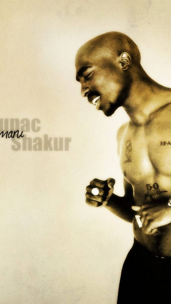 金色2Pac Tupac Shakur 壁紙 — 一幅懷舊棕褐色調的肖像，Tupac Shakur 微笑閉眼，手持點燃的香煙，背景簡潔。