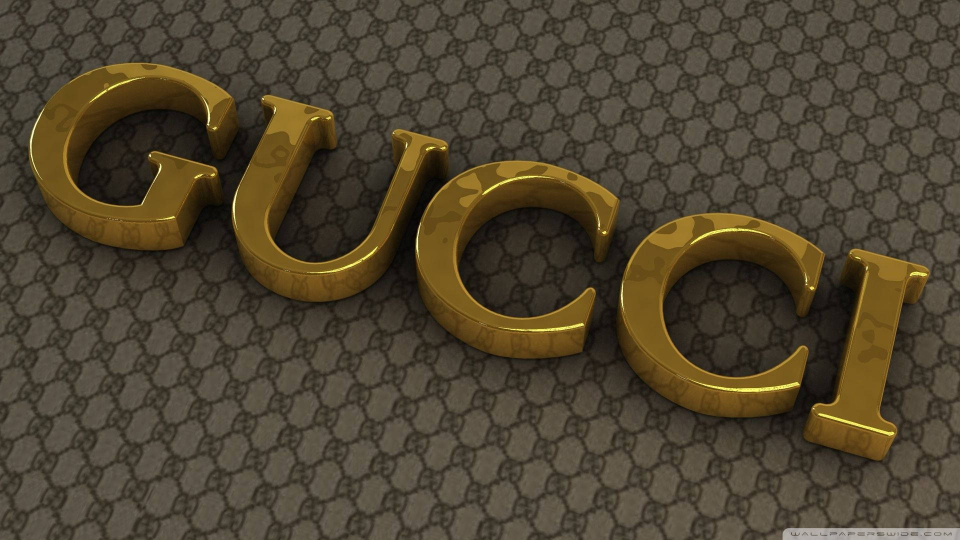 Gucci 桌布 壁紙 — 金色3D Gucci字母置於經典棕色字母組合圖案背景上，搭配柔和燈光。