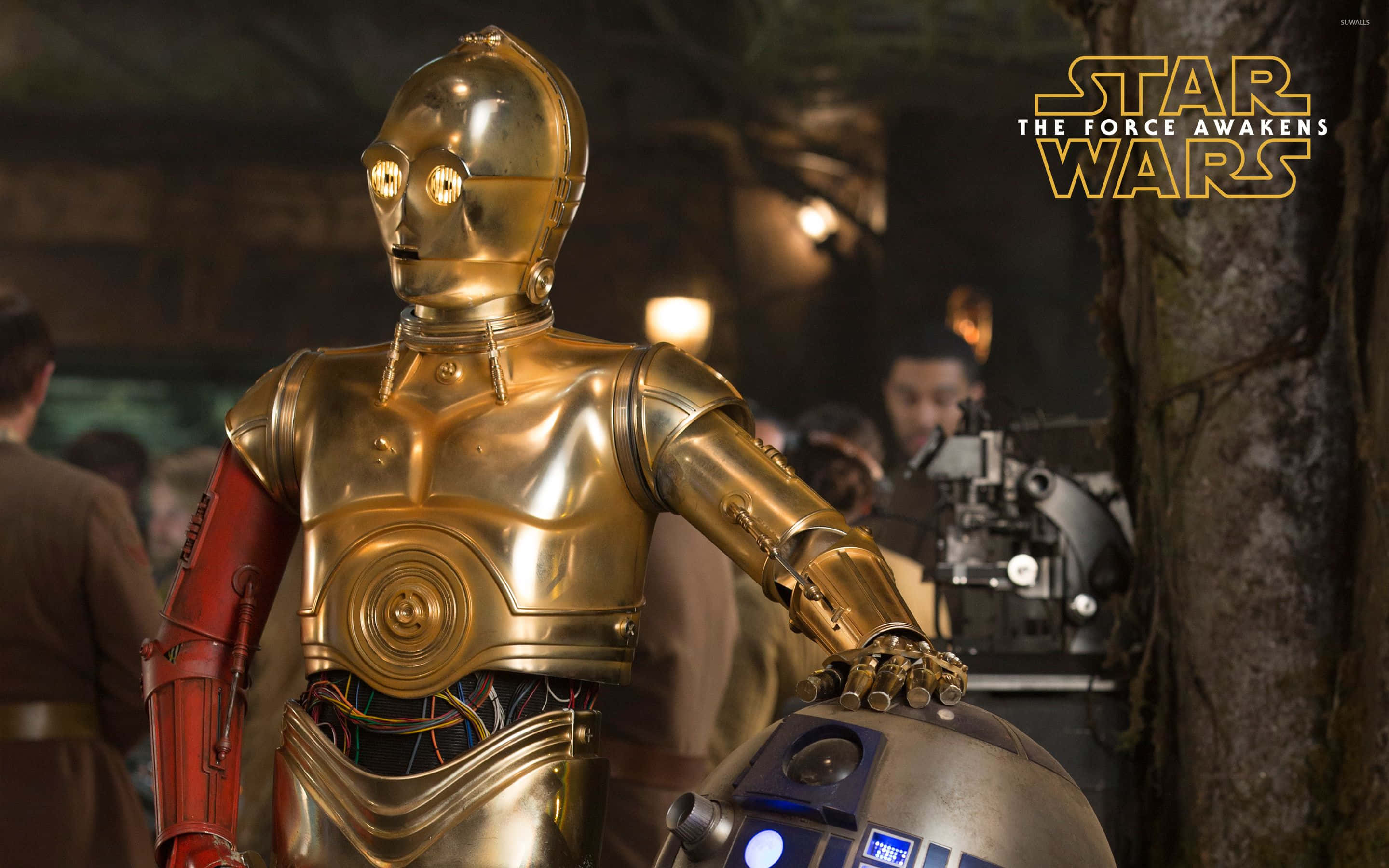 C-3po 桌布 壁紙 — 金色C-3PO在昏暗的星戰場景中，伴隨著溫暖的環境光，站在機械人R2-D2旁邊。