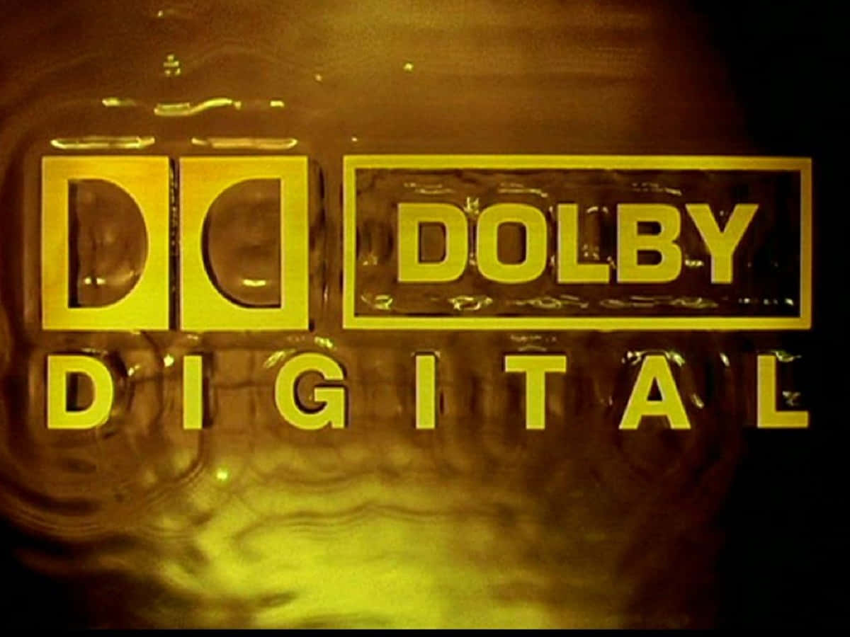 Dolby Digital 桌布 壁紙 — 金色Dolby Digital標誌透過漣漪液體表面發光，帶有溫暖的琥珀色反射。