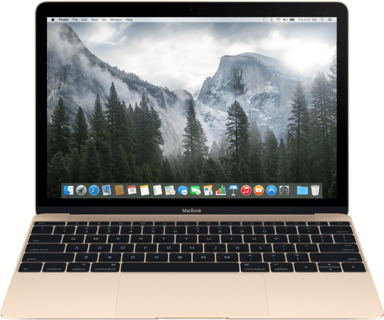 金色MacBook正面視角 壁紙 — 一部金色MacBook屏幕上顯示霧氣繚繞的山景，有常青樹和多雲的天空。