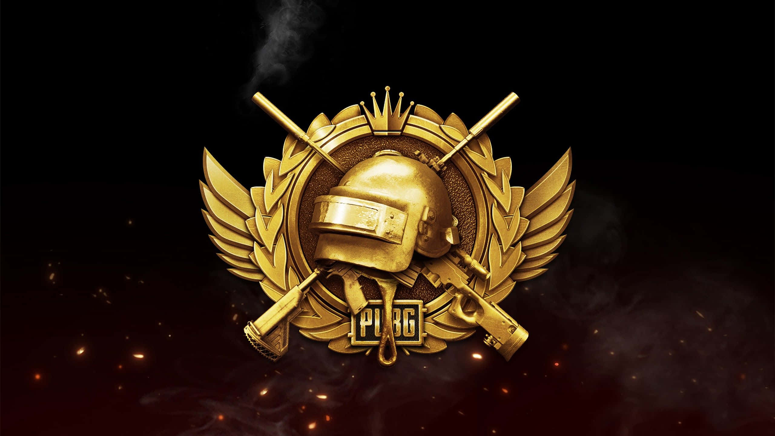 Pubg Logo 桌布 壁紙 — 金色PUBG標誌，配有頭盔和交叉的槍支，在黑暗煙霧背景中閃耀，並有漂浮的餘燼。