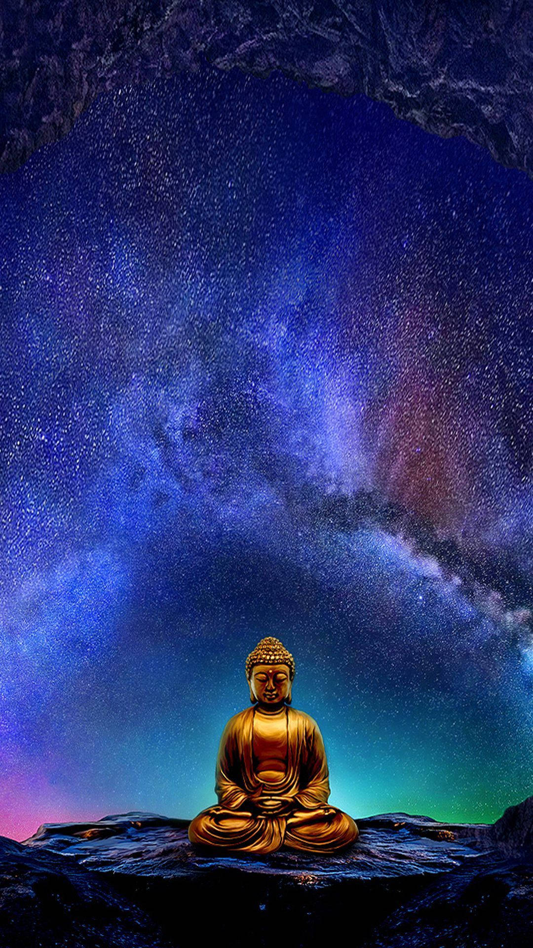 金色佛像在星空下的洞穴中冥想。