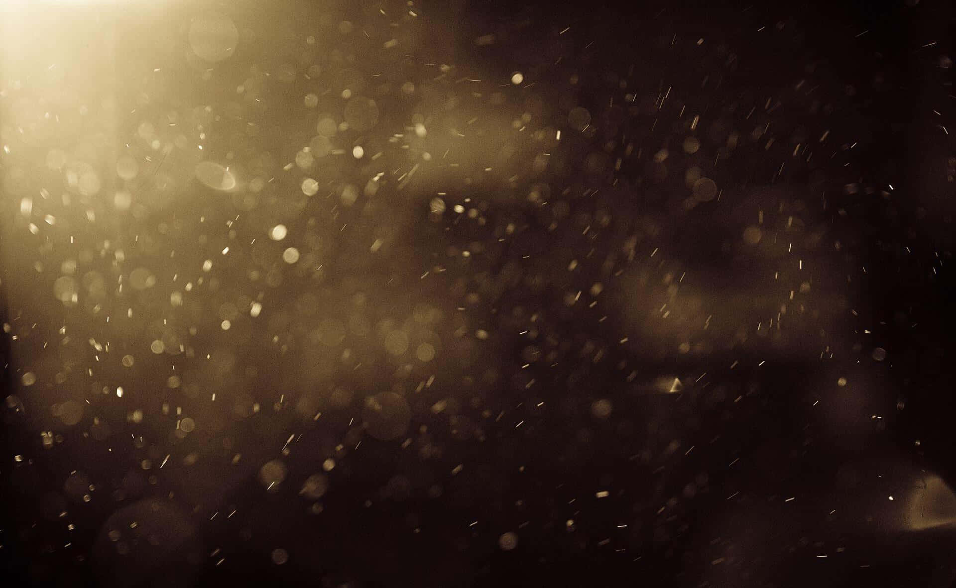 Dust 桌布 壁紙 — 金色光束穿透漂浮的灰塵粒子，營造出黑暗的氛圍場景。