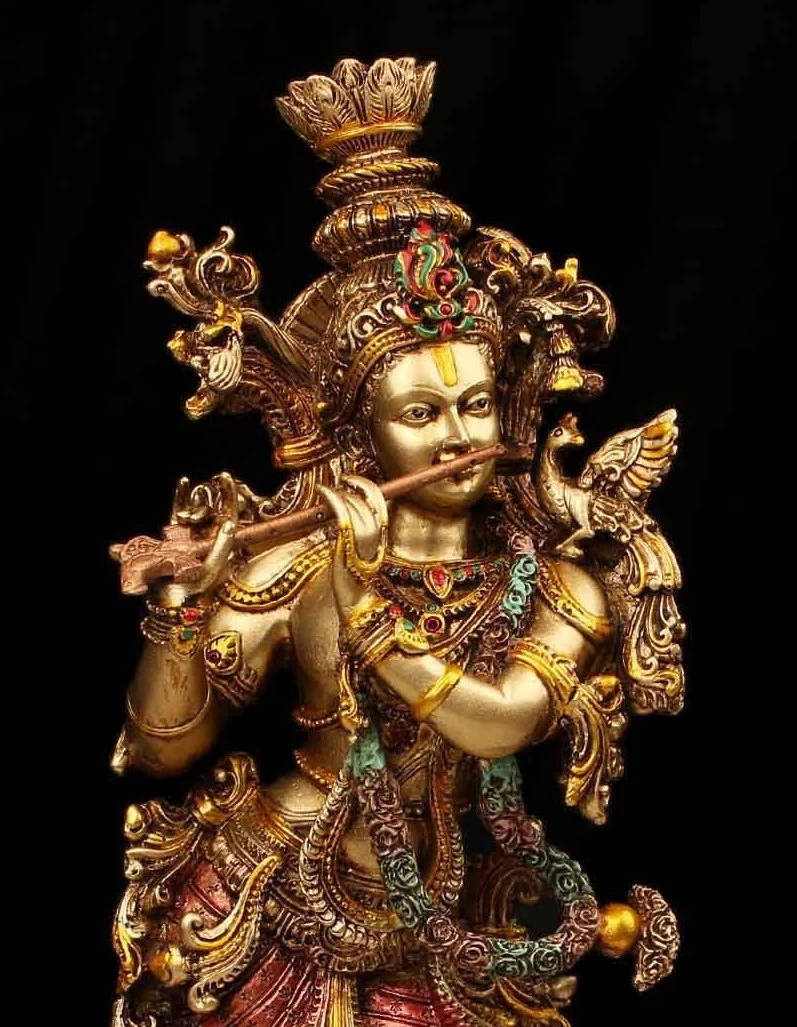 Statue Aesthetic 桌布 壁紙 — 金色克里希納吹笛雕像，飾以精緻珠寶和孔雀羽毛，黑色背景。