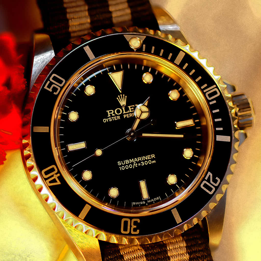 Rolex 桌布 壁紙 — 金色勞力士Submariner手錶的特寫，黑色錶盤和條紋錶帶，放在金色布料上。