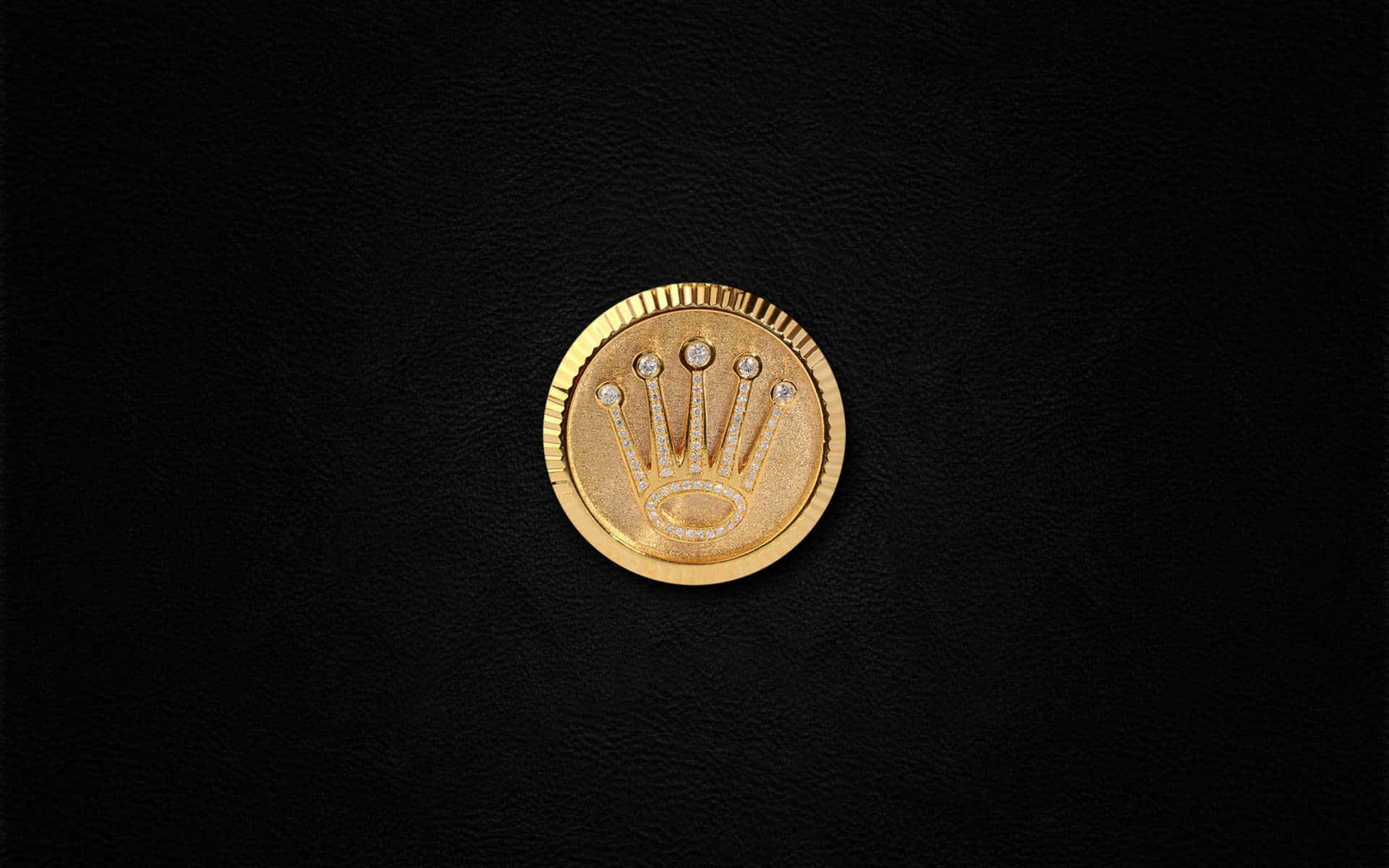 Rolex 桌布 壁紙 — 金色勞力士皇冠標誌，鑲嵌鑽石，以紋理黑色皮革背景襯托。