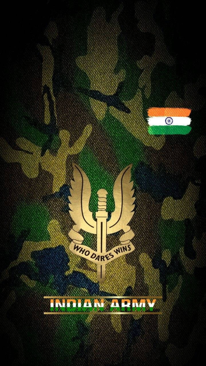 Indian Army 桌布 壁紙 — 金色印度陸軍徽章，帶有「Who Dares Wins」格言和國旗，背景為紋理迷彩。