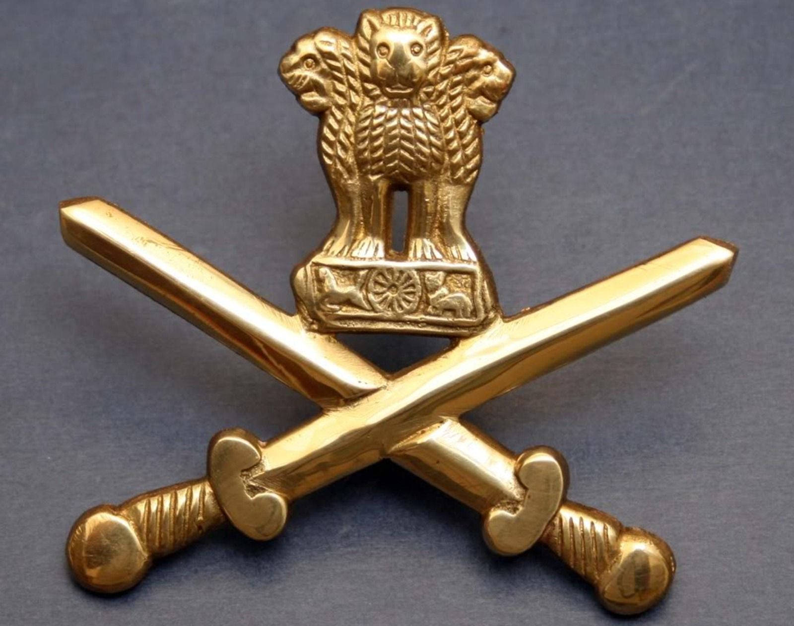 Indian 桌布 壁紙 — 金色印度陸軍徽章，深灰色背景上三頭獅子置於交叉劍之上。