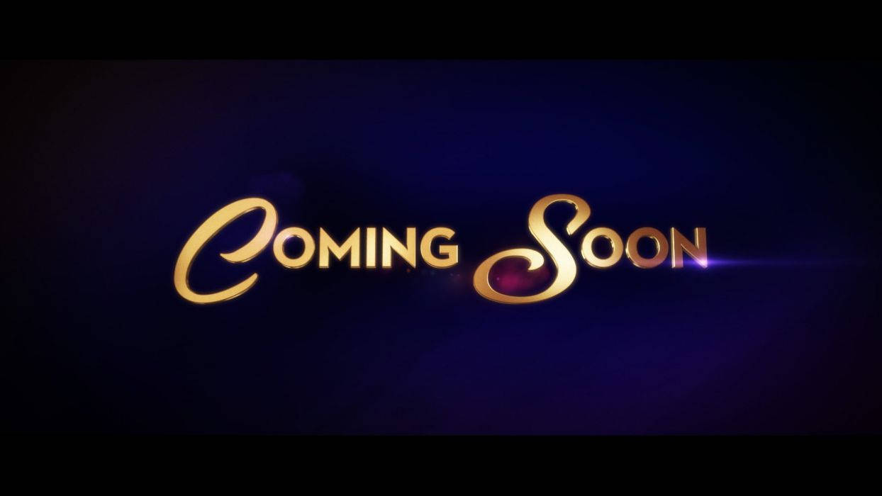深紫色背景上帶鏡頭光暈嘅金色「Coming Soon」文字