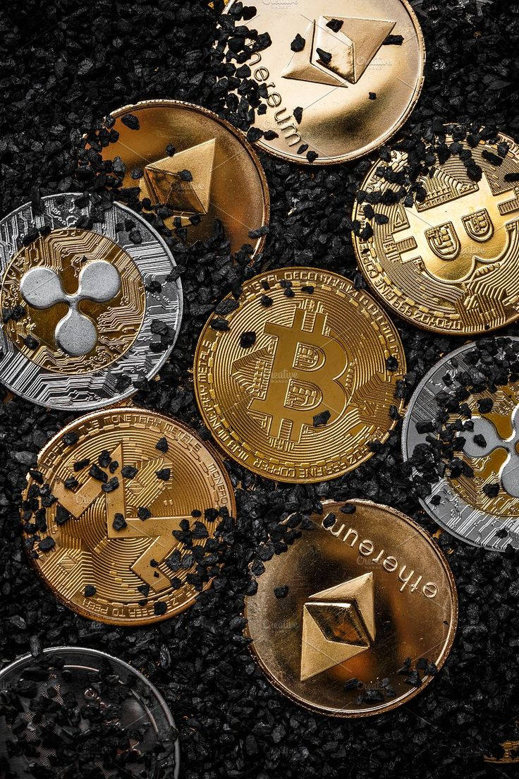 各種加密貨幣硬幣，包括比特幣、以太坊和瑞波幣，在黑色礫石上。 — 比特幣 壁紙