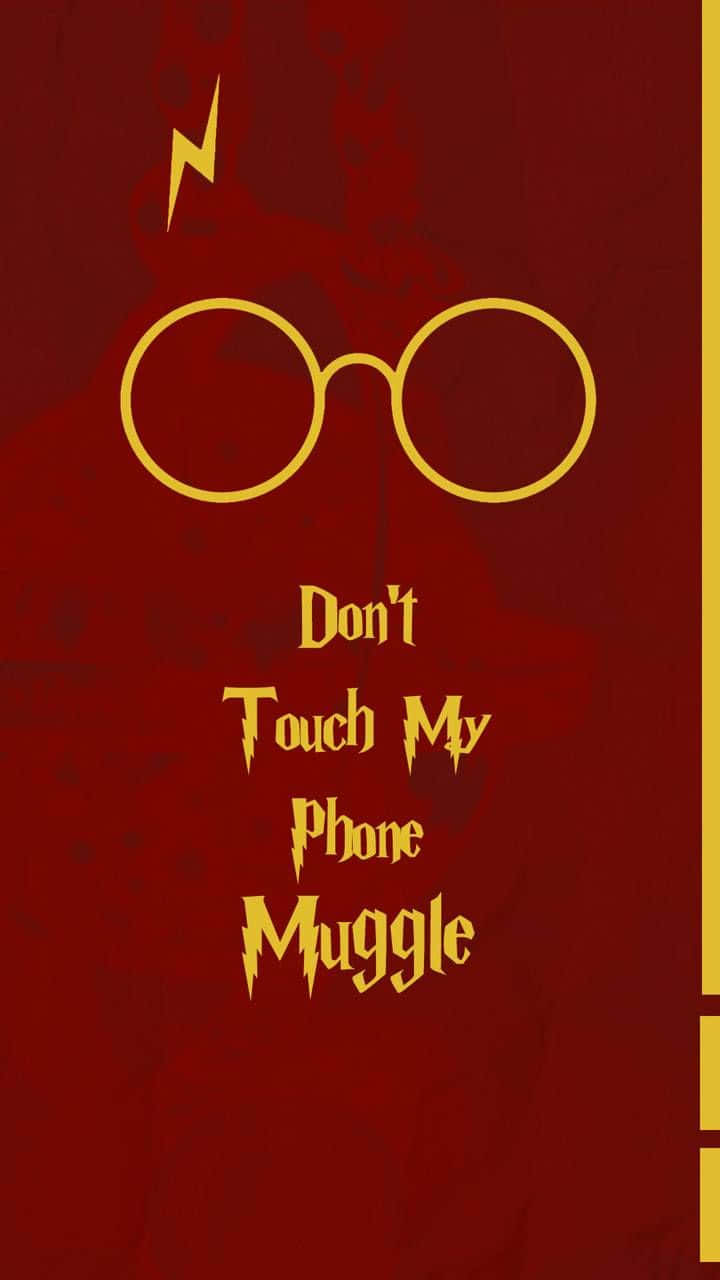 Harry Potter Muggle 桌布 壁紙 — 金色哈利波特眼鏡和閃電在深紅色紋理背景上，帶有「Don't Touch My Phone Muggle」文字。