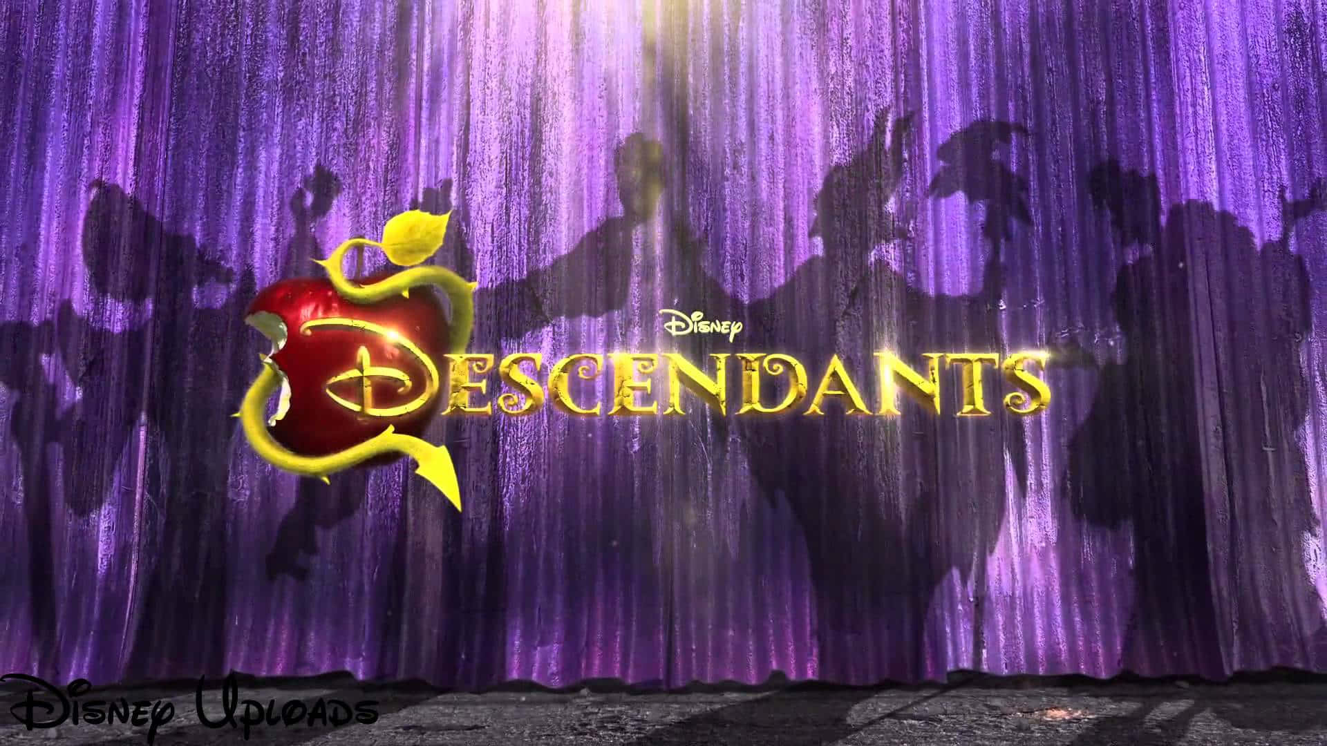 Descendants 桌布 壁紙 — 金色嘅「Descendants」標題喺紫色窗簾背景下發光，後面有剪影角色。