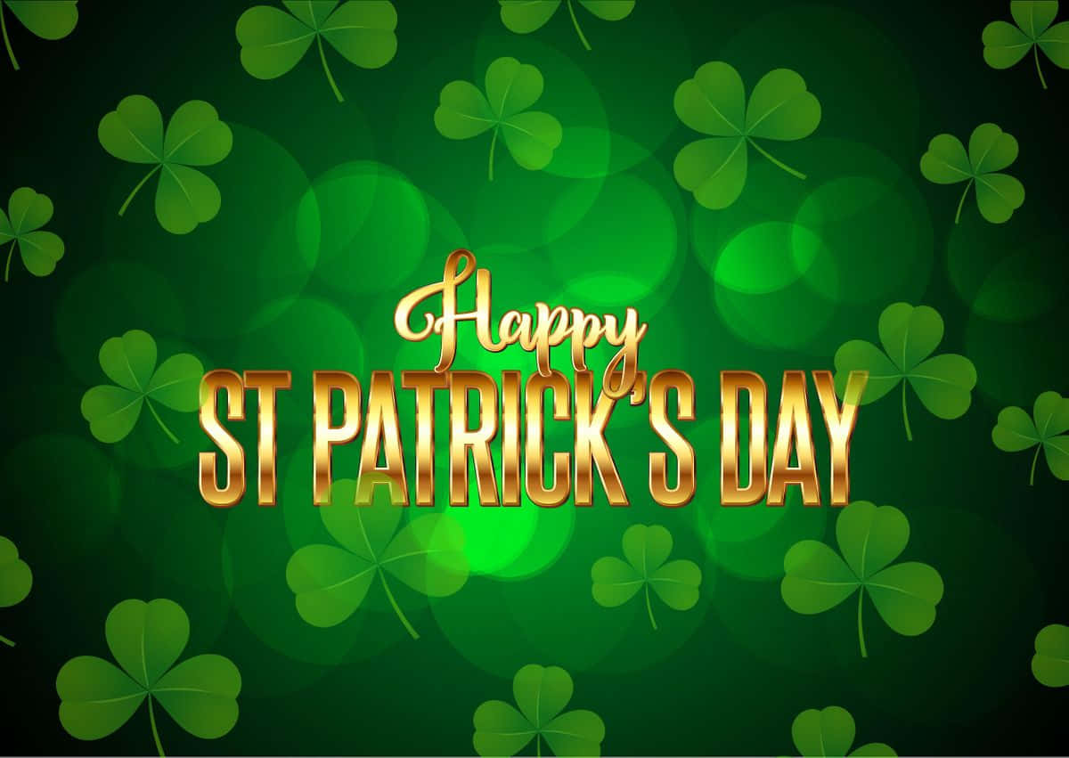 St Patrick's Day 桌布 壁紙 — 金色嘅「Happy St Patrick's Day」文字喺點綴咗三葉草葉同散景燈光嘅鮮綠色背景上閃耀。