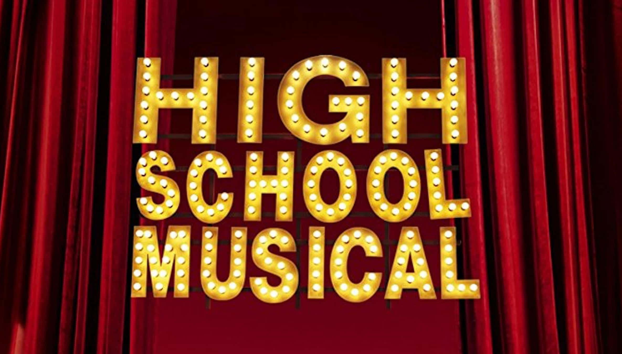 High School Musical 桌布 壁紙 — 金色嘅招牌字母拼出'HIGH SCHOOL MUSICAL'，喺豐富嘅紅色天鵝絨窗簾前明亮發光。
