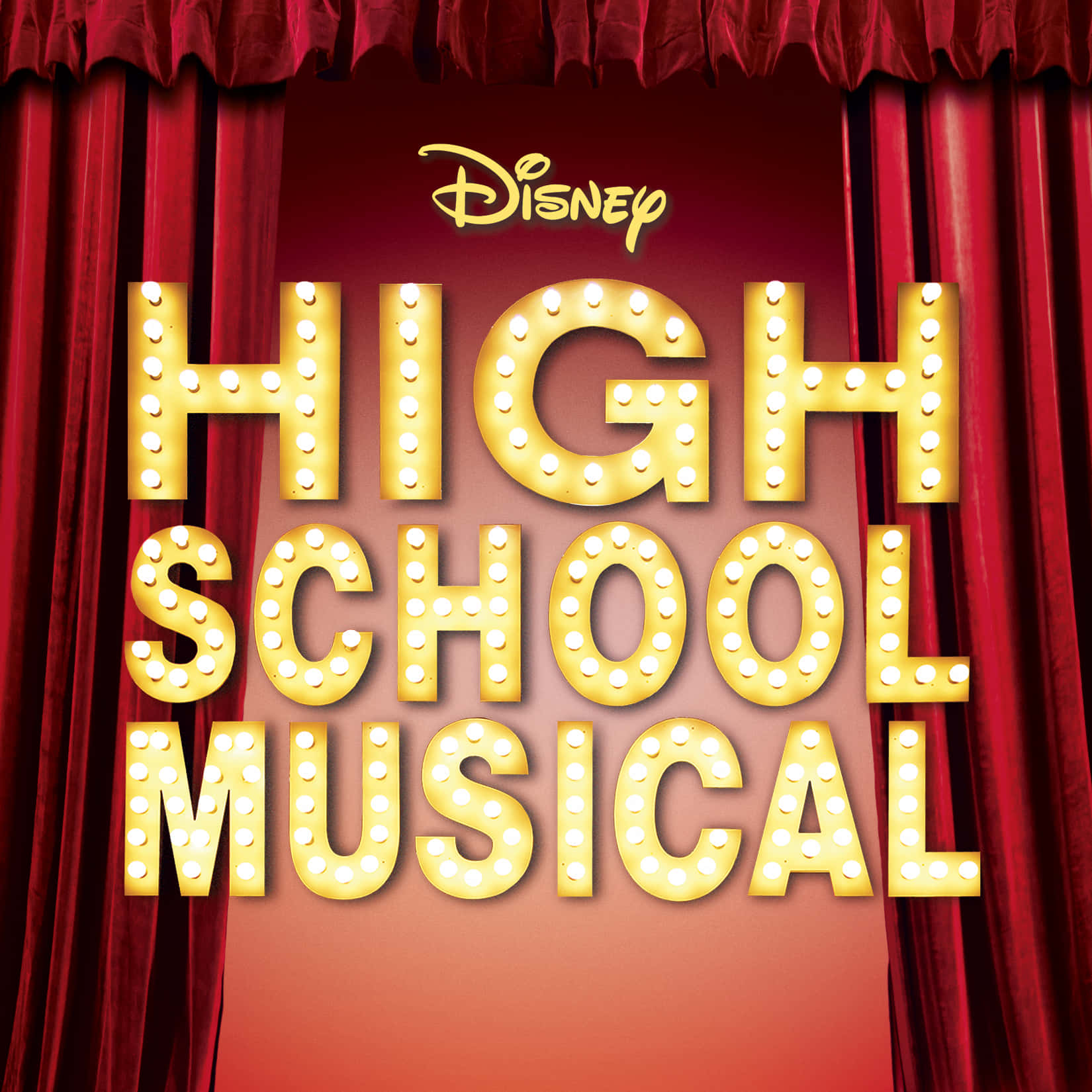 High School Musical 桌布 壁紙 — 金色嘅走馬燈字母喺迪士尼標誌下嘅紅色天鵝絨窗簾前拼出「High School Musical」。