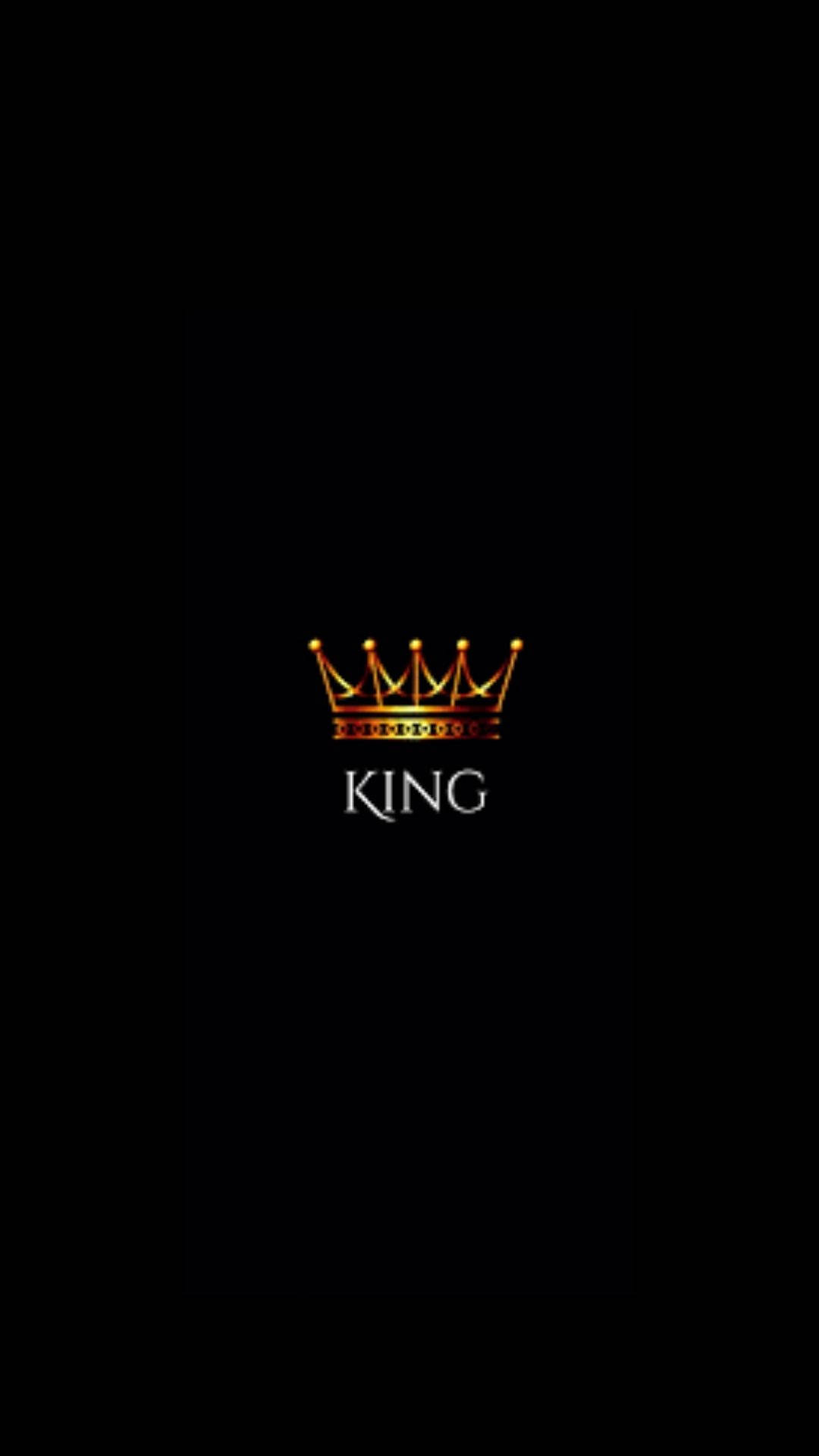 一個金色皇冠，帶有king字樣，居中在黑色背景上。