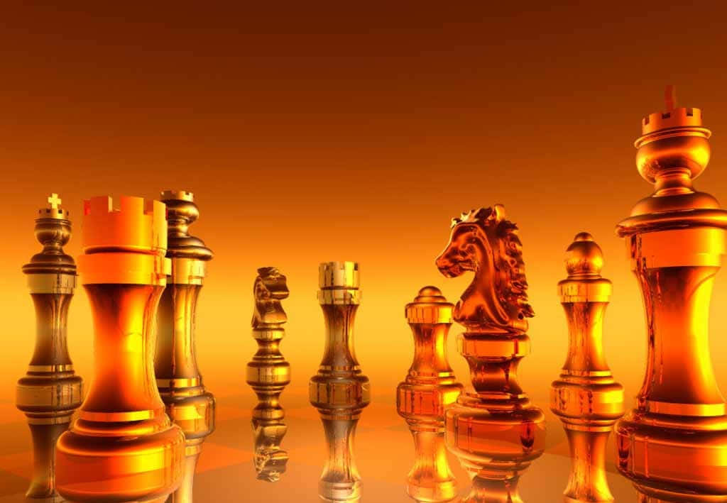 國際象棋 桌布 壁紙 — 金色國際象棋棋子喺溫暖琥珀色燈光下，以戲劇性排列方式企喺反光表面上。