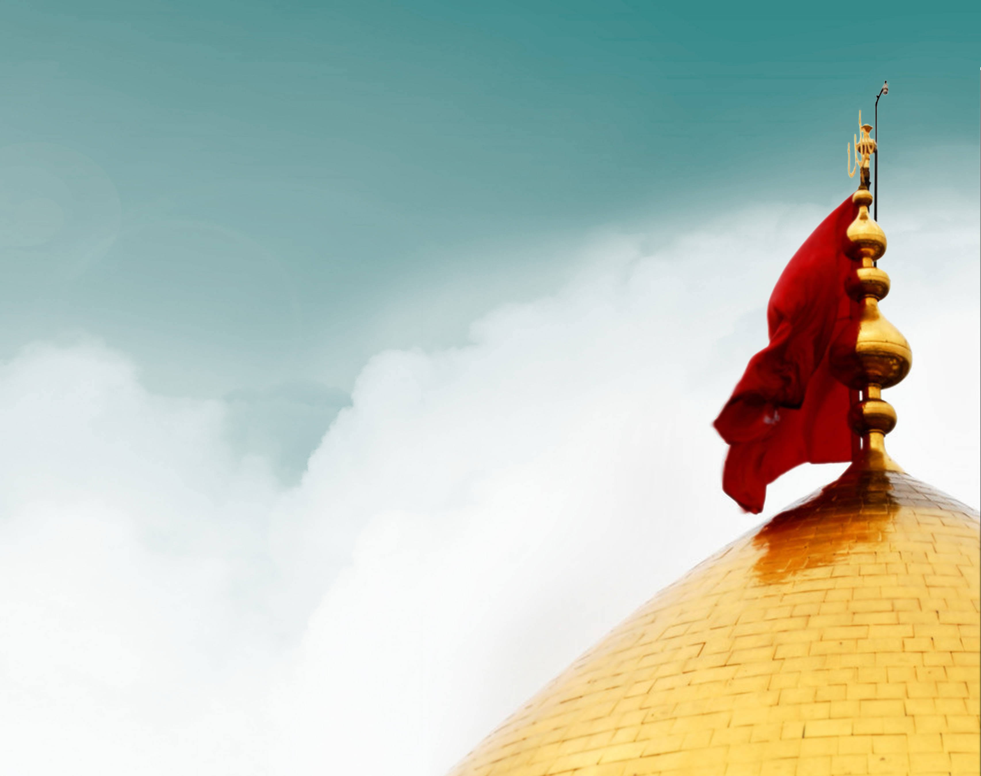 Karbala 桌布 壁紙 — 金色圓頂屋頂上飄揚著一面紅旗，背景是藍綠色天空和蓬鬆的白雲。