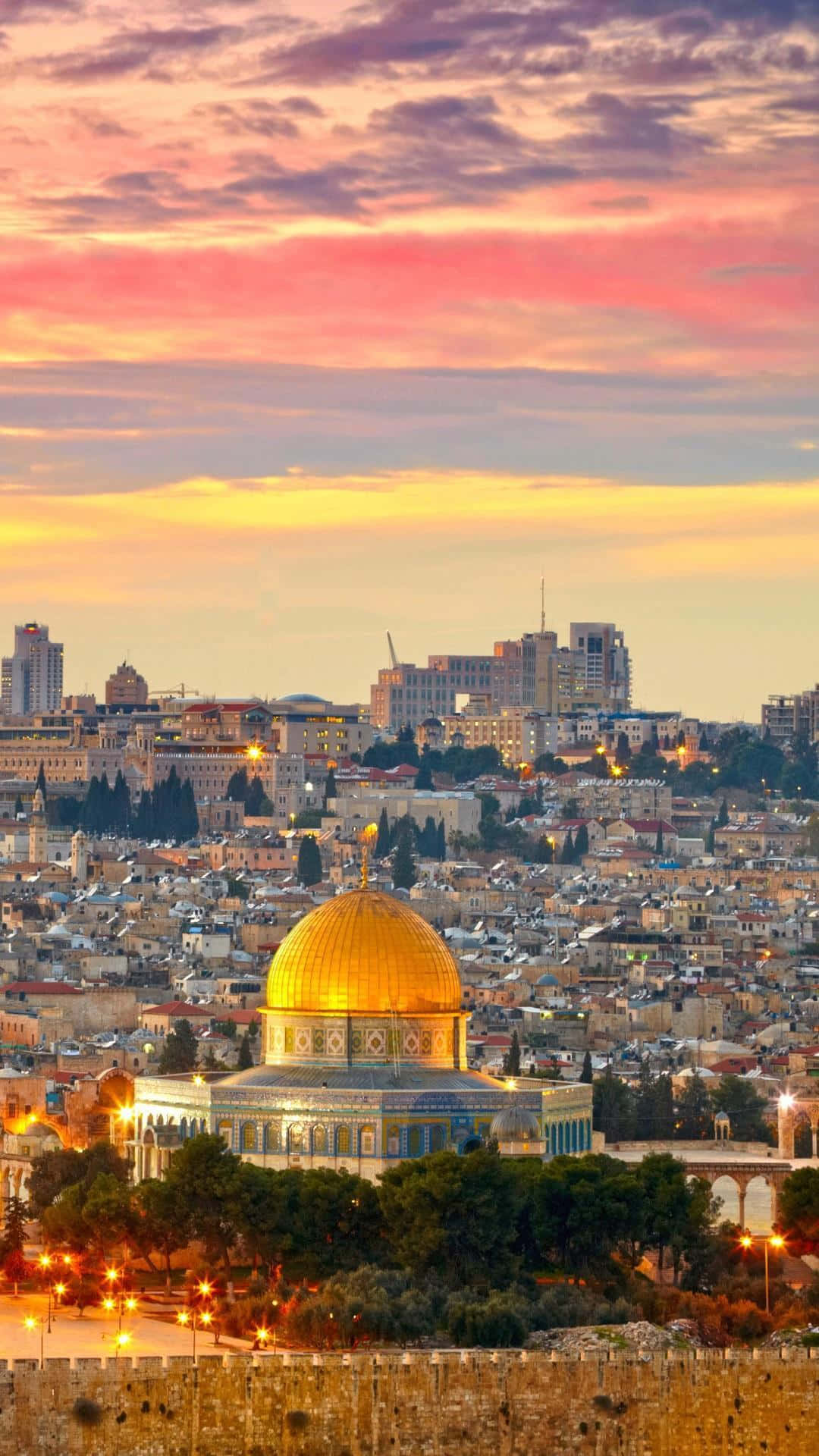 Palestine 桌布 壁紙 — 金色圓頂岩石寺在耶路撒冷古老石城上空火紅的日落天空下閃耀。