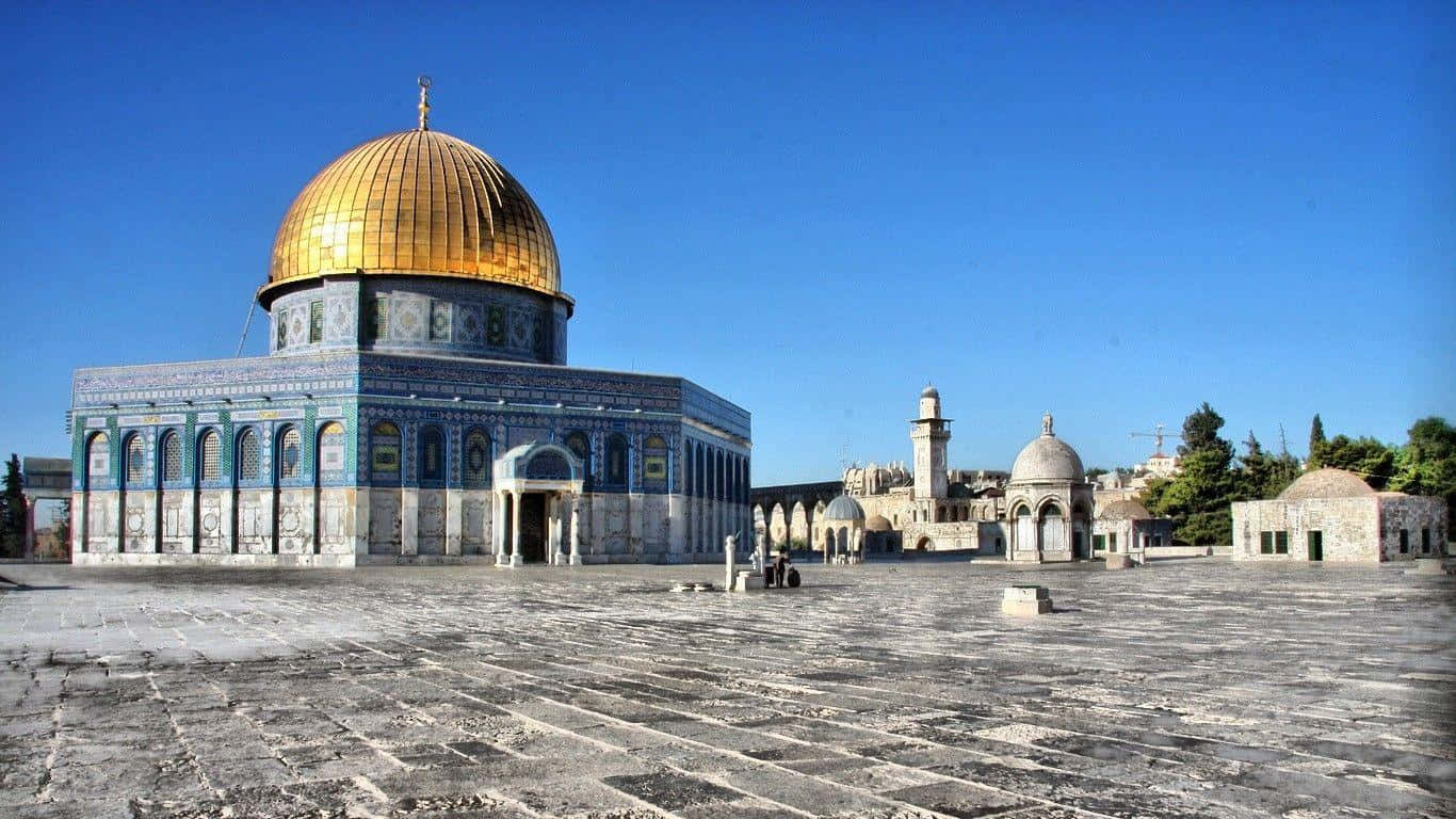 Israel 桌布 壁紙 — 金色圓頂清真寺在清澈藍天下，於古老石庭院及周圍伊斯蘭建築上方閃耀。