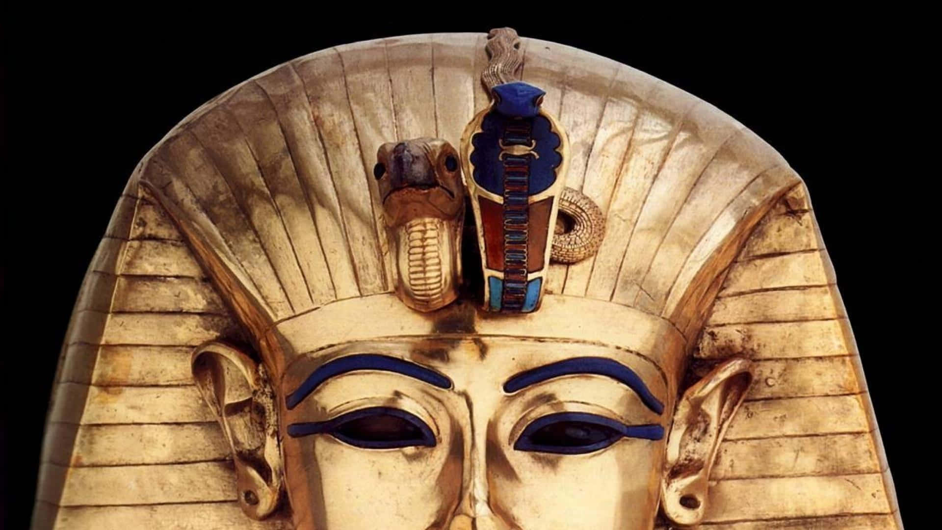 Egypt 桌布 壁紙 — 金色圖坦卡門死亡面具特寫，帶有藍色眼妝和皇家眼鏡蛇，背景為黑色。