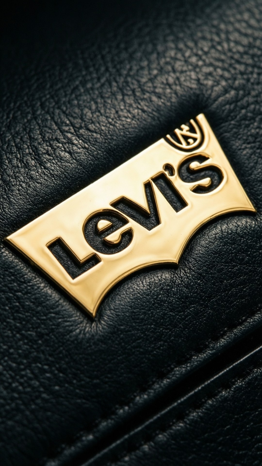 黑色皮革紋理上的金色Levi's標誌