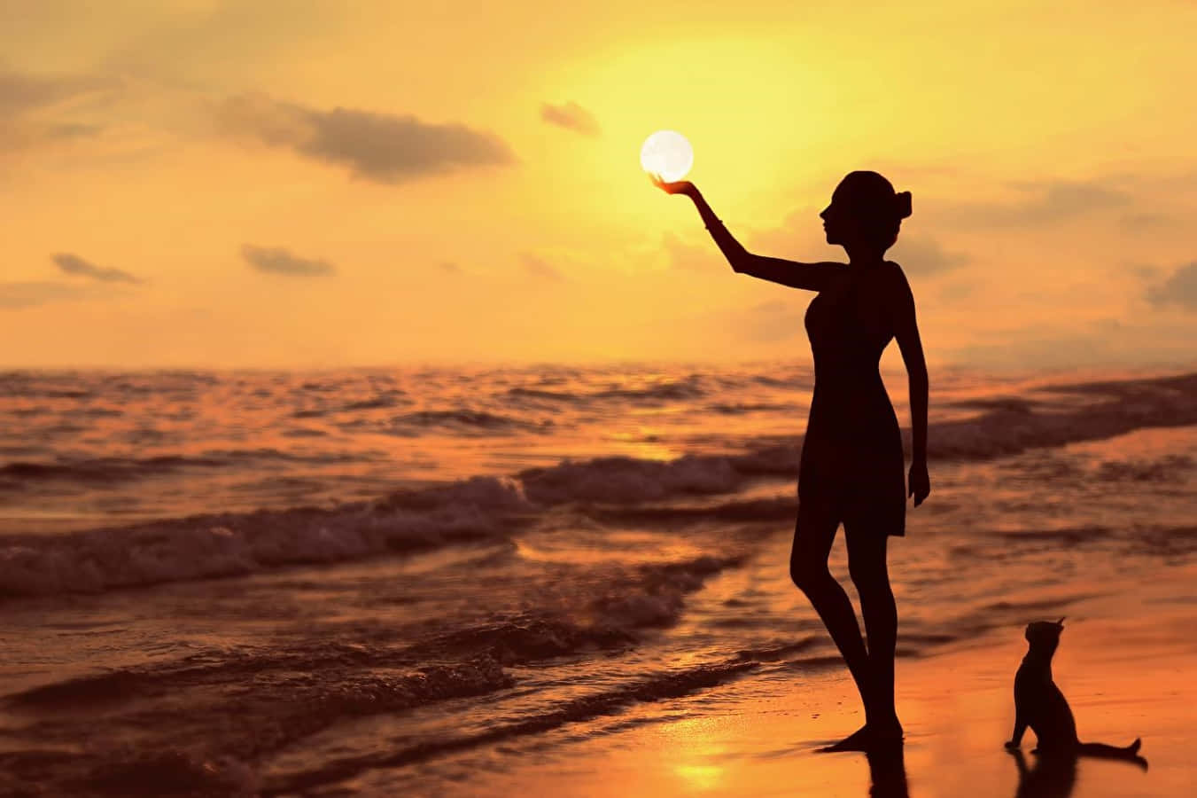 Sunset Silhouette 桌布 壁紙 — 金色夕陽下，一個女人手持太陽於海浪之上，旁邊有一隻貓的剪影。