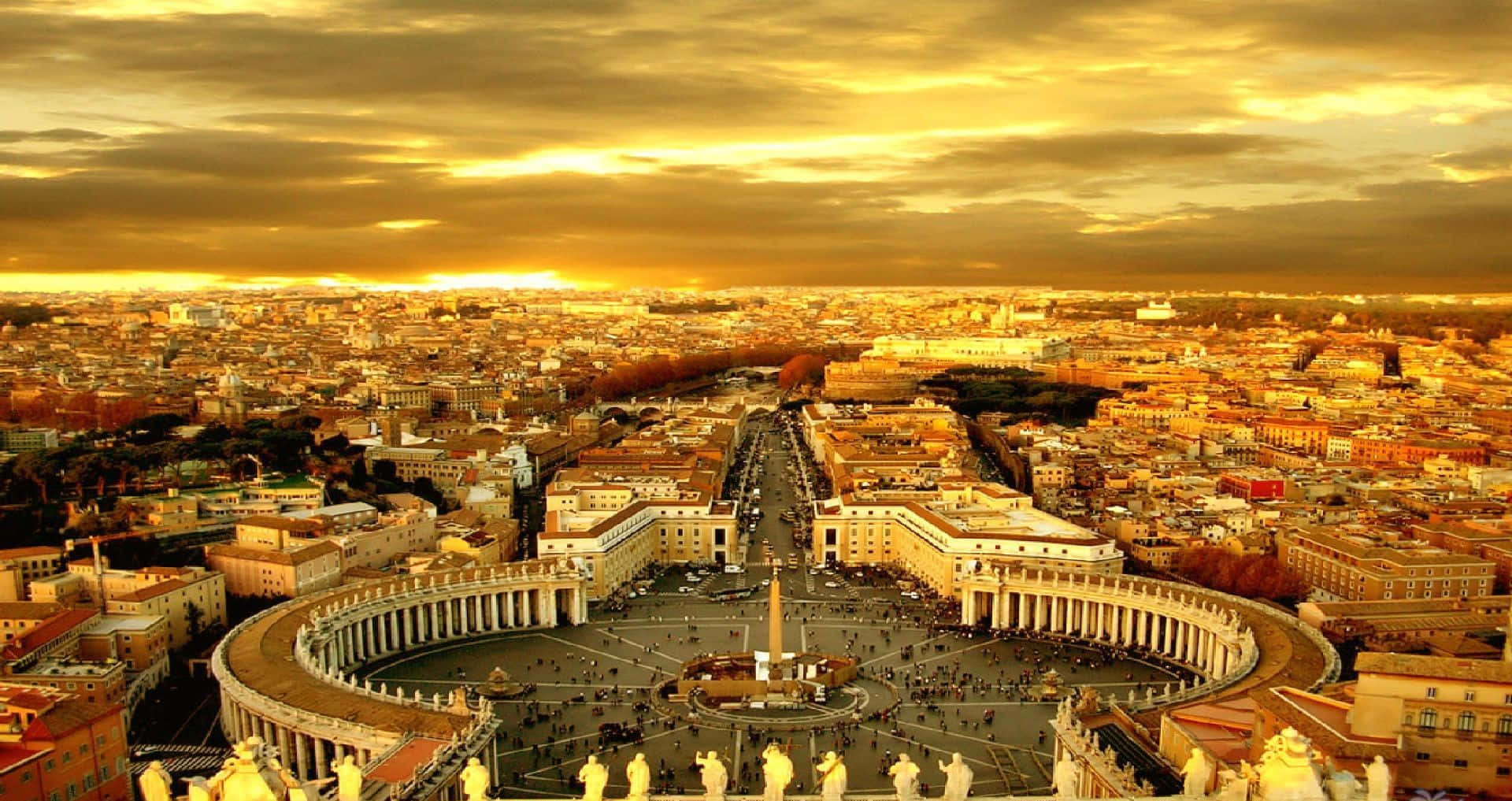 Rome 桌布 壁紙 — 金色夕陽以溫暖光線沐浴聖伯多祿廣場和梵蒂岡城，上空有戲劇性的雲層。