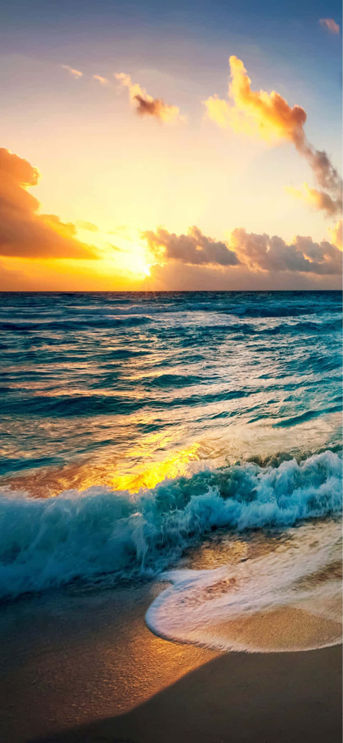 iPhone X Beach 桌布 壁紙 — 金色夕陽描繪著海浪拍打沙灘，呈現鮮豔的橙色和藍綠色調。