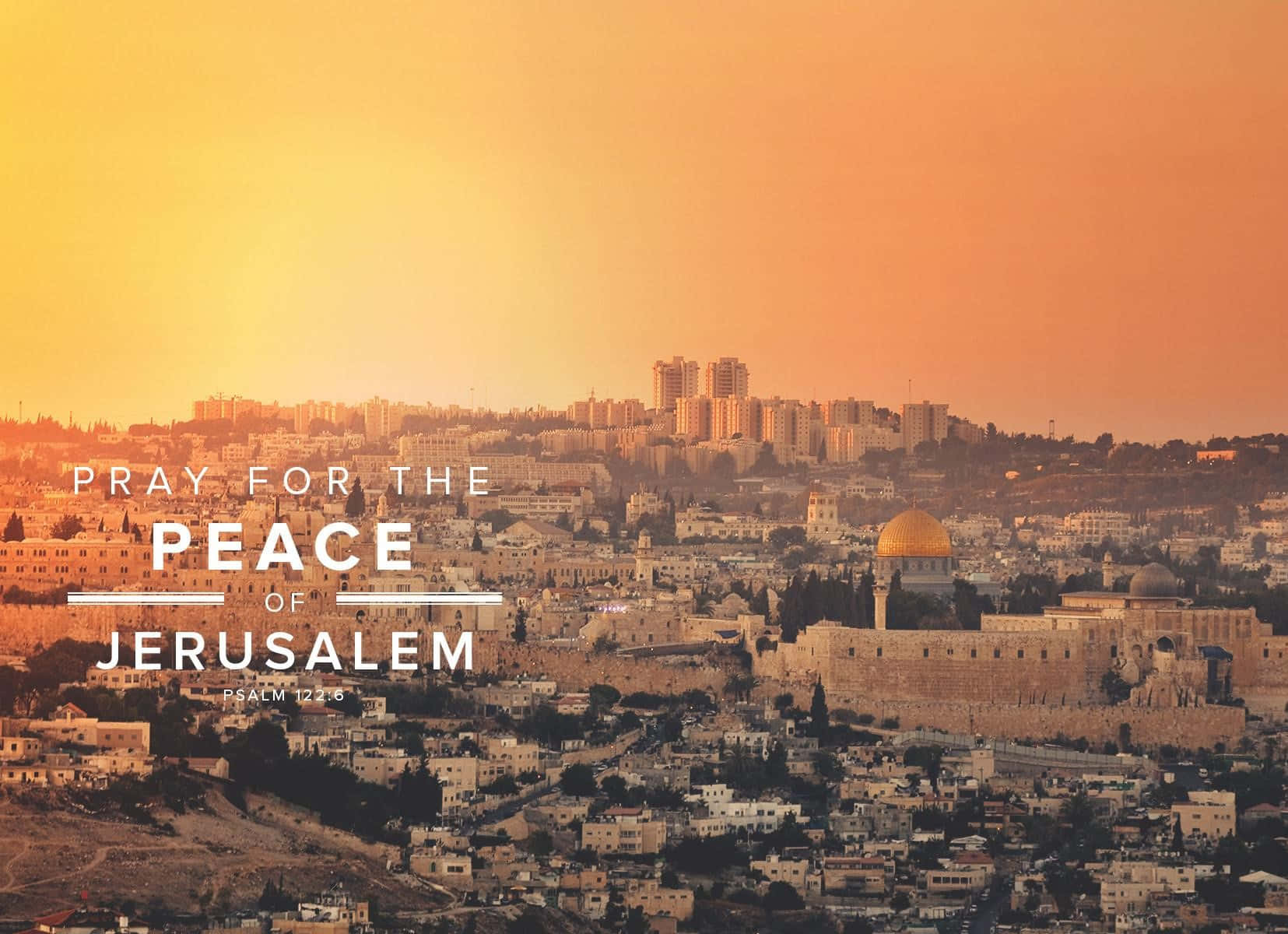 Israel 桌布 壁紙 — 金色夕陽沐浴在耶路撒冷古老的石建築和圓頂清真寺上，散發溫暖琥珀色光芒。