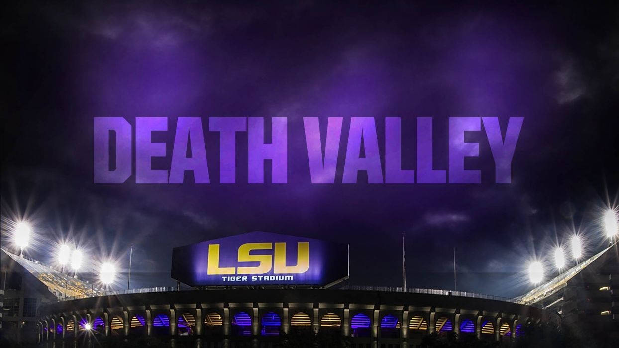 LSU老虎體育場在夜晚被照亮，上方有發光紫色的「DEATH VALLEY」文字。