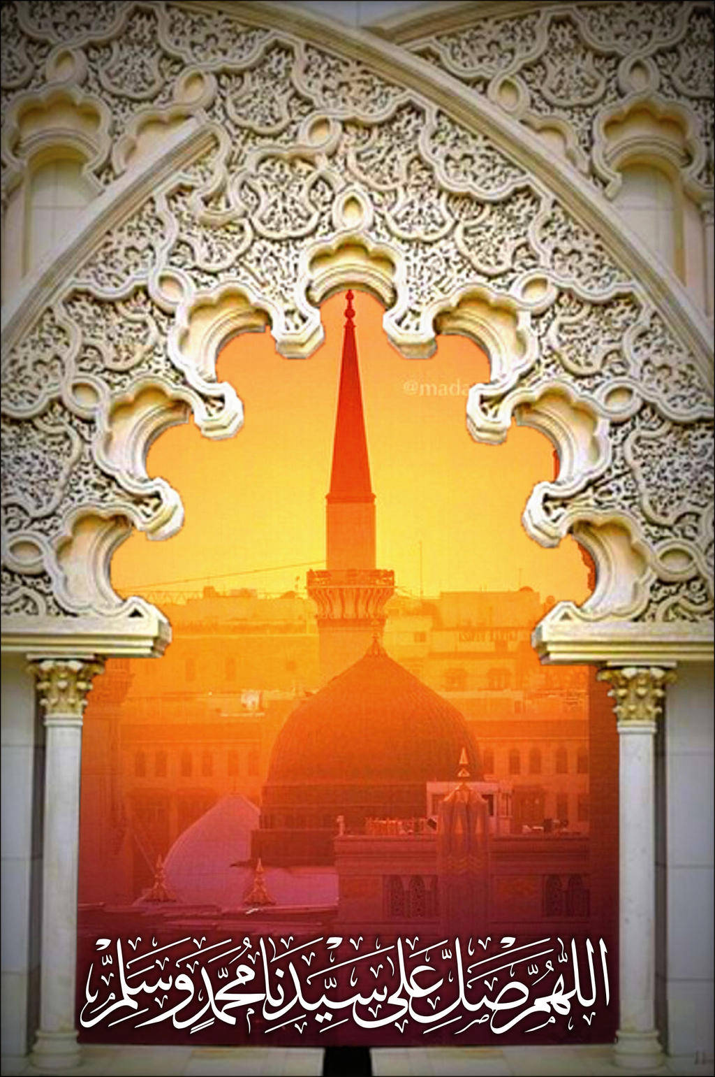 Madina Sharif 桌布 壁紙 — 金色夕陽透過裝飾華麗的伊斯蘭拱門，映襯著清真寺的圓頂和宣禮塔，拱門下方有阿拉伯書法。