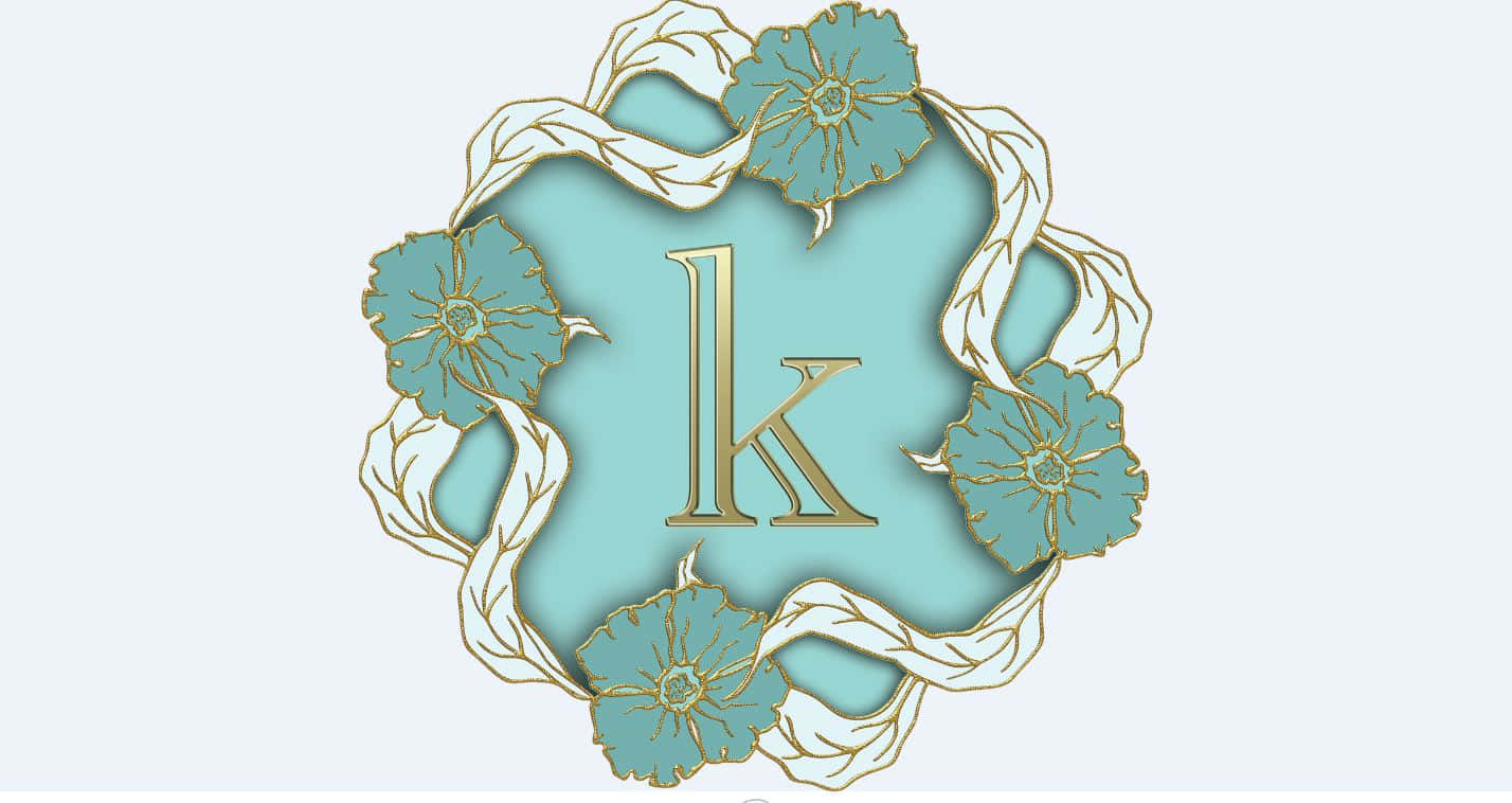 K 桌布 壁紙 — 金色字母K居中於一個飾有風格化花朵和藤蔓的青色圓形框架內。