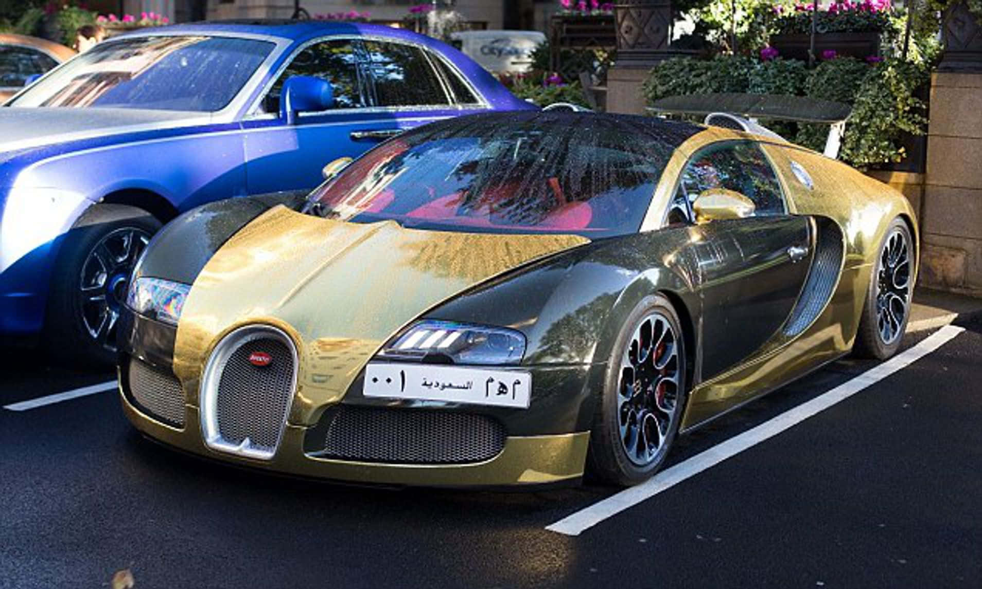 金色和黑色Bugatti Veyron停放在城市停車場。