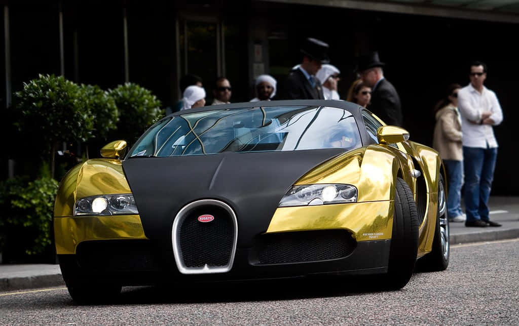 金色和黑色Bugatti Veyron停在街上，人群圍觀。