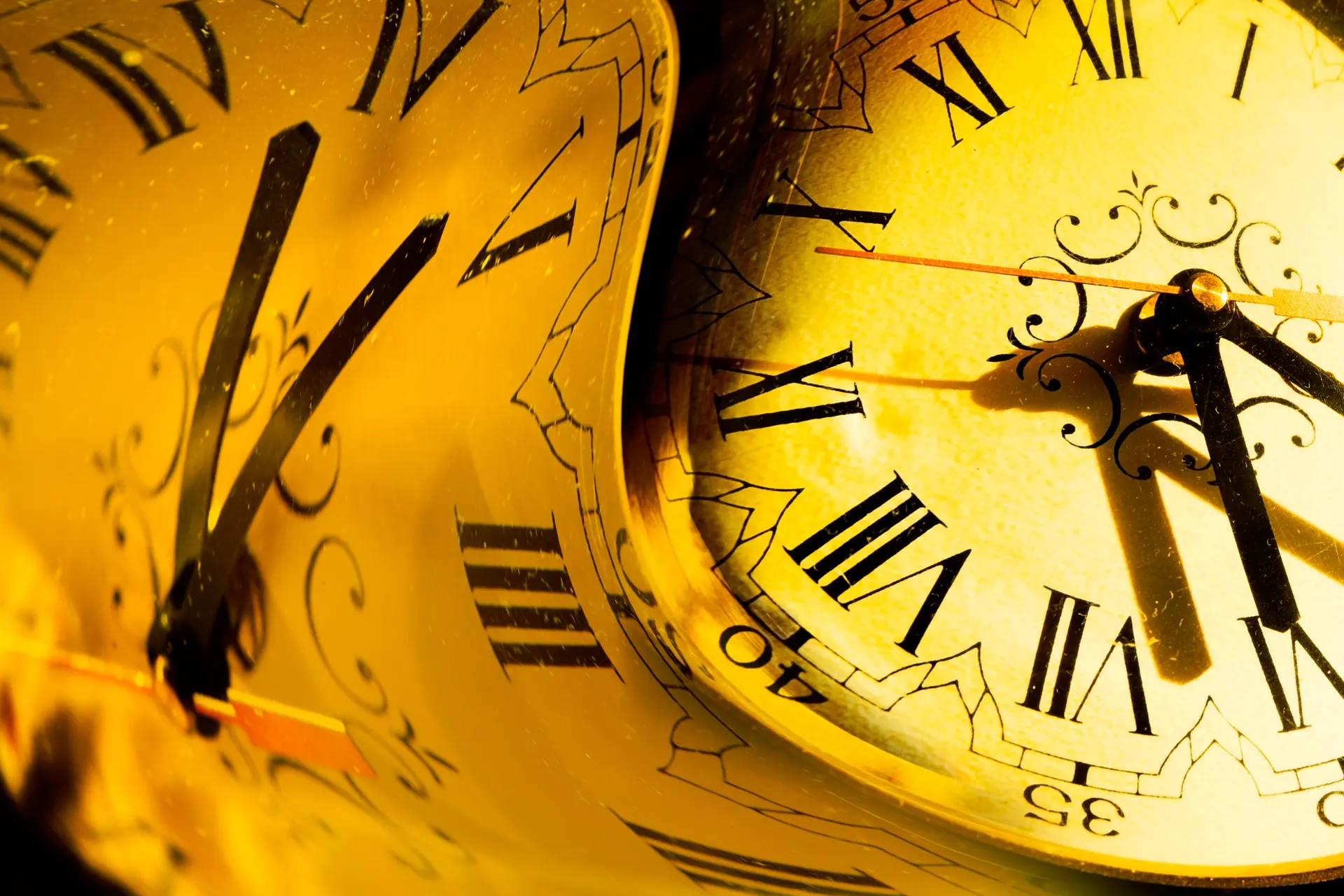 Clocks 桌布 壁紙 — 金色復古時鐘搭配羅馬數字，在超現實、對抗重力的構圖中扭曲彎曲。