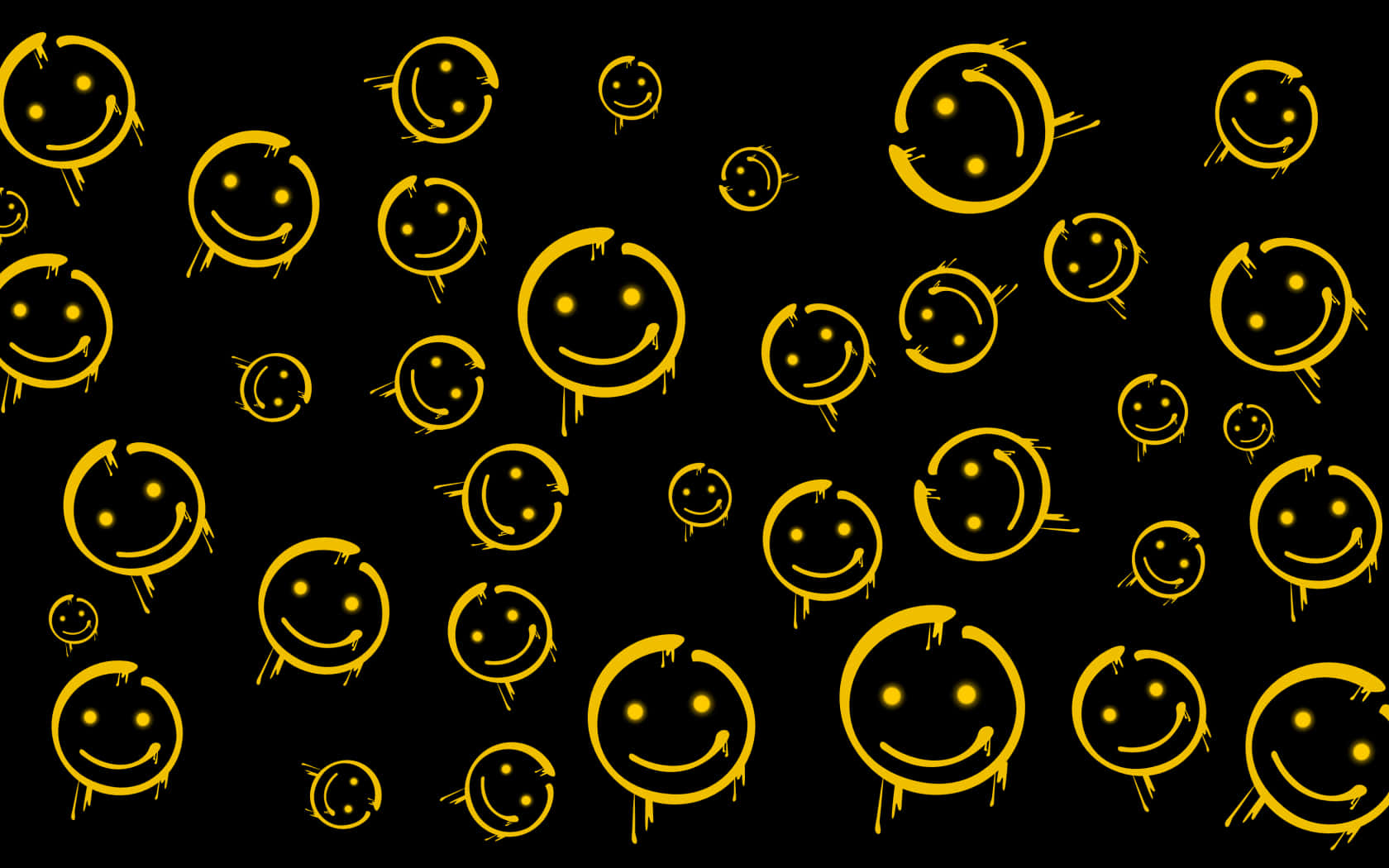 Aesthetic Smiley Face 桌布 壁紙 — 金色手繪笑臉帶有滴落物，以分散圖案漂浮在黑色背景上。