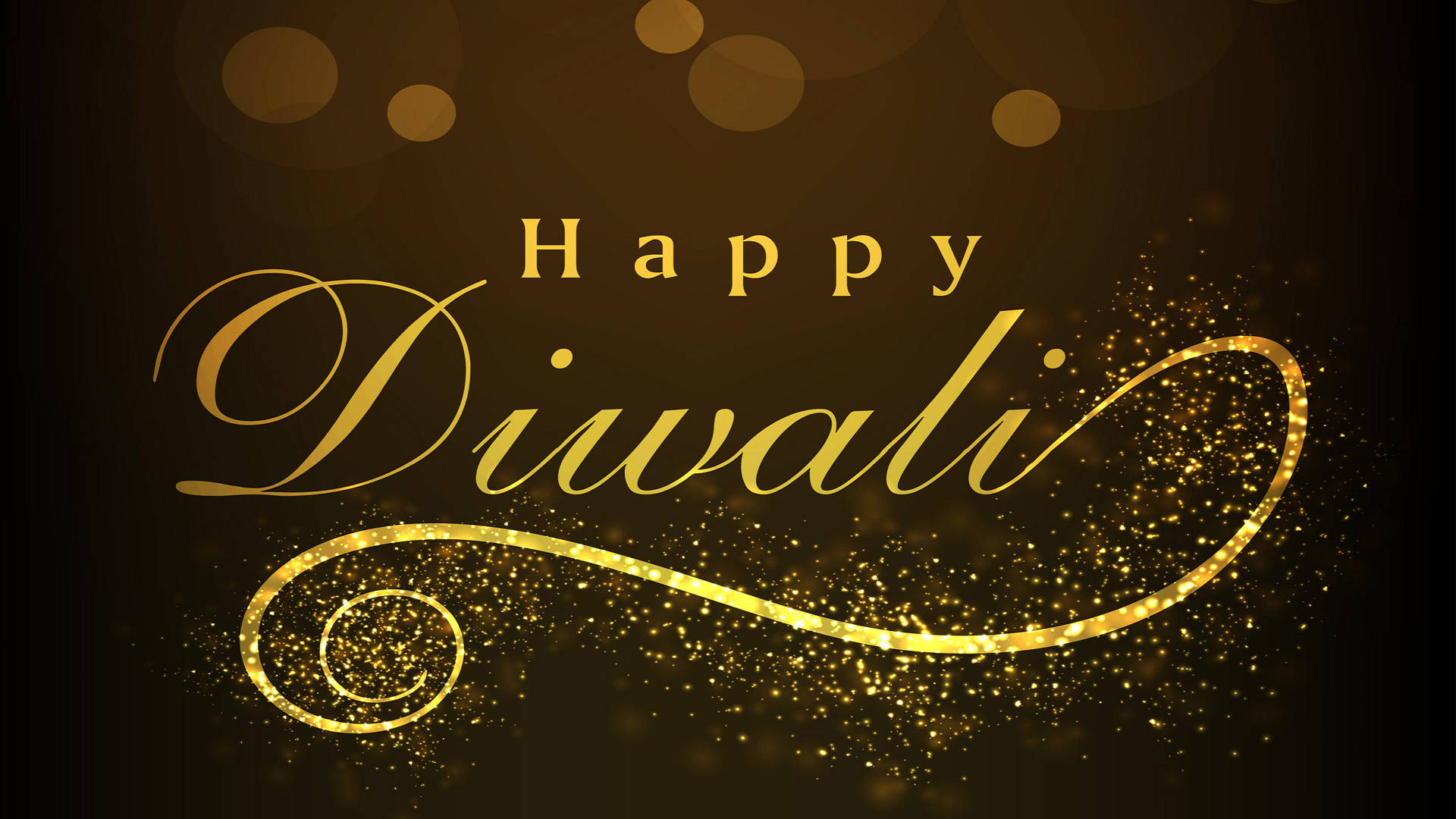 金色排燈節文字 壁紙 — 在深棕色背景上，金色「Happy Diwali」文字搭配閃爍的閃粉痕跡和散景燈光。