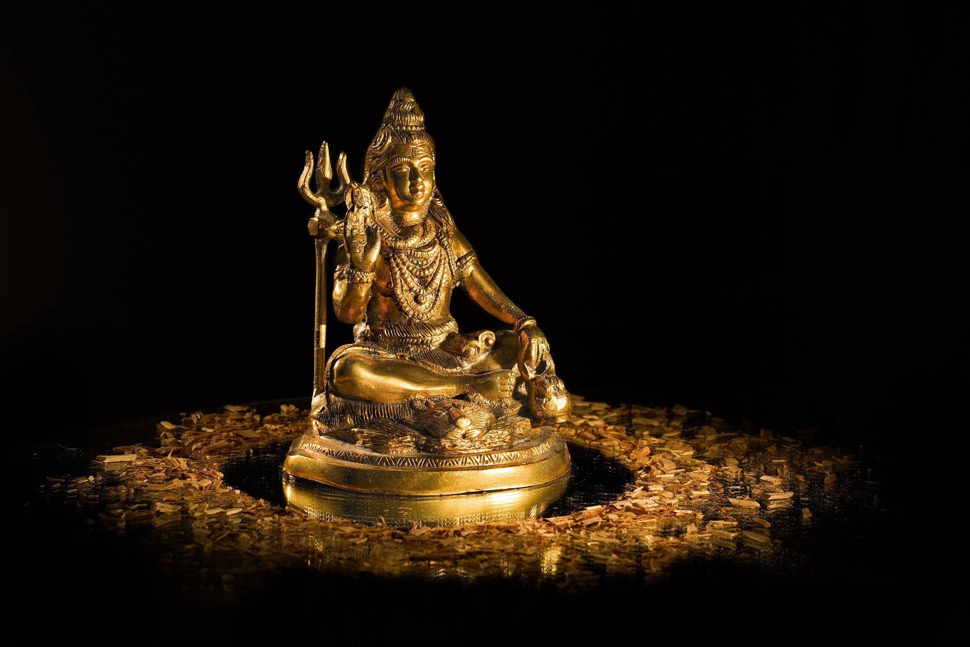 金色印度教神像在黑暗環境中的米粒上