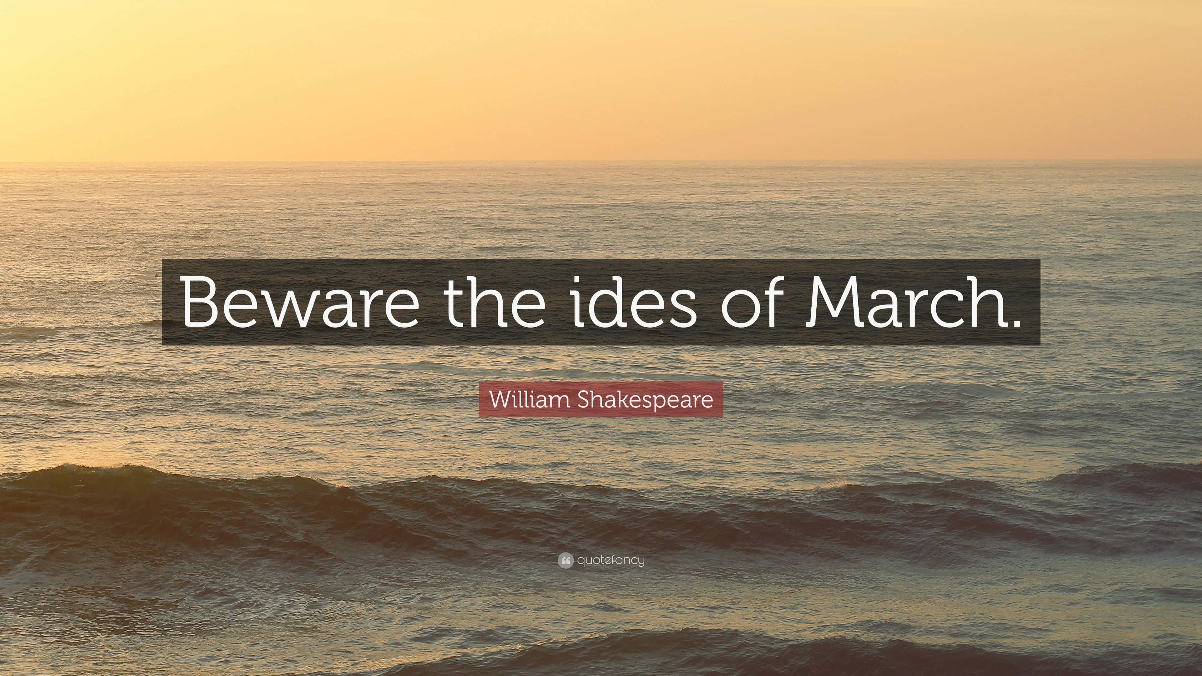 Ides Of March 桌布 壁紙 — 金色日落映照平靜海浪，疊加莎士比亞名言。