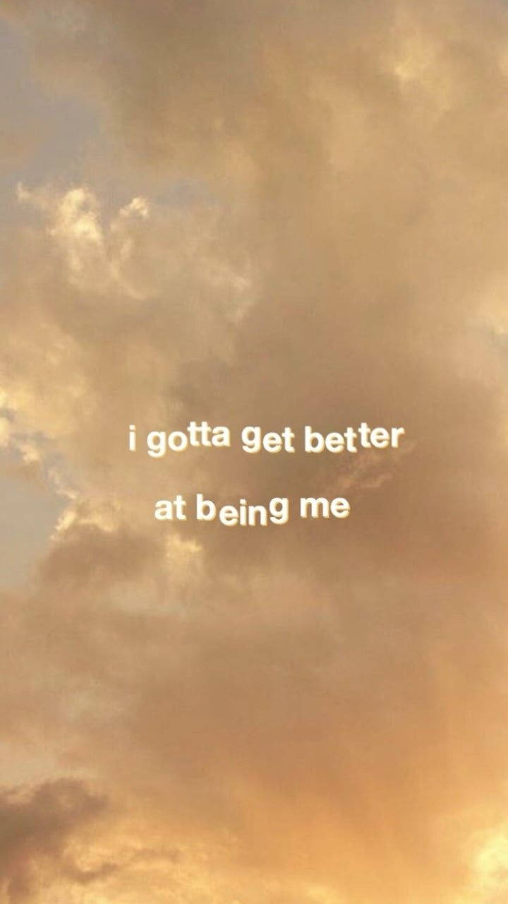 Positive Quotes 桌布 壁紙 — 金色日落雲朵帶有柔和發光的邊緣，框住了勵志文字我要更擅長做自己。