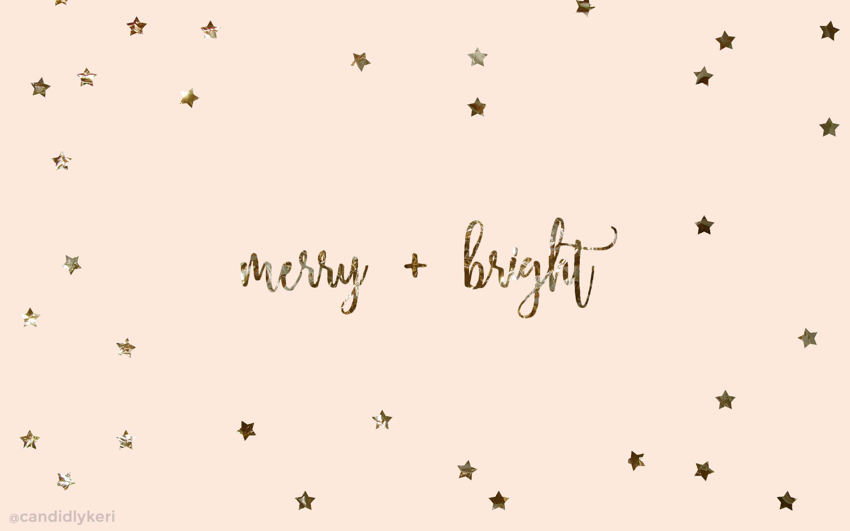 簡約聖誕 桌布 壁紙 — 金色星星和閃爍的文字 merry bright 漂浮在柔和的蜜桃色背景上。