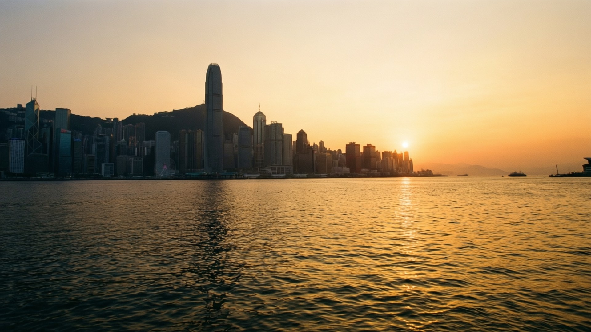 金色晨曦映照維港 壁紙
