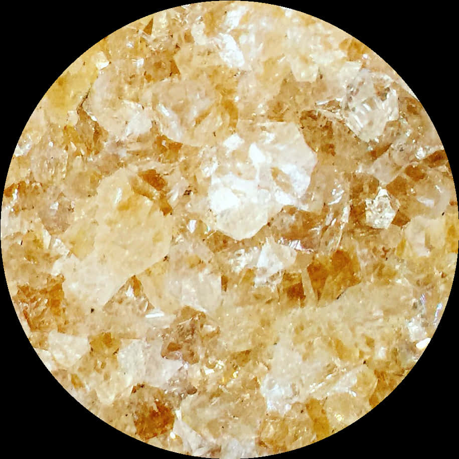 金色晶體紋理特寫 壁紙 — 黑色背景上金色蜜糖色結晶礦物形成的圓形特寫。